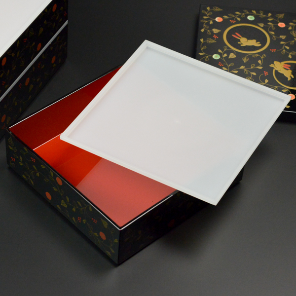 重箱 3段 うさぎ唐草 黒内朱 6.5寸／3～4人用 シール蓋3枚付き