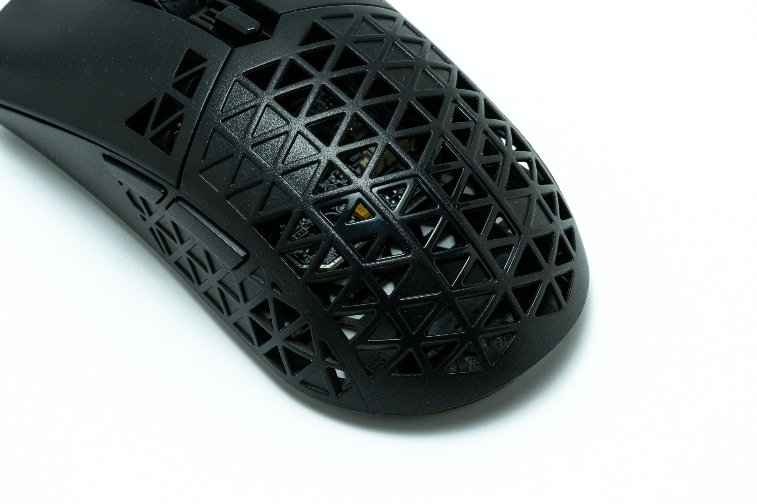 ASUS TUF Gaming M4 Air レビュー。中空ピラミッド型フレーム採用で47g