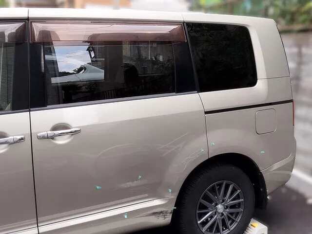 デリカD:5 左スライドドアは本当に交換が必要？板金で対応した修理実例」