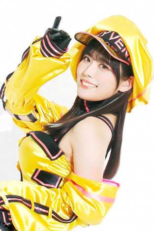 モデラーでコスプレイヤーの美ボディモデル・東雲うみ、戦車模型専門誌