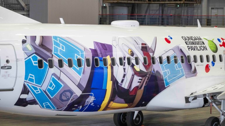 大阪・関西万博の開催に向けてRX-78F00/E ガンダムとミャクミャクの