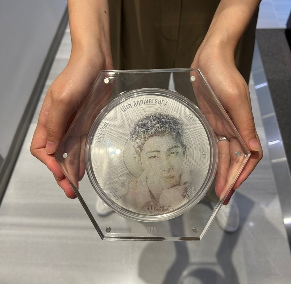 BTS顔入りのデビュー10周年の2回目の記念メダルを発売 | 東亜日報
