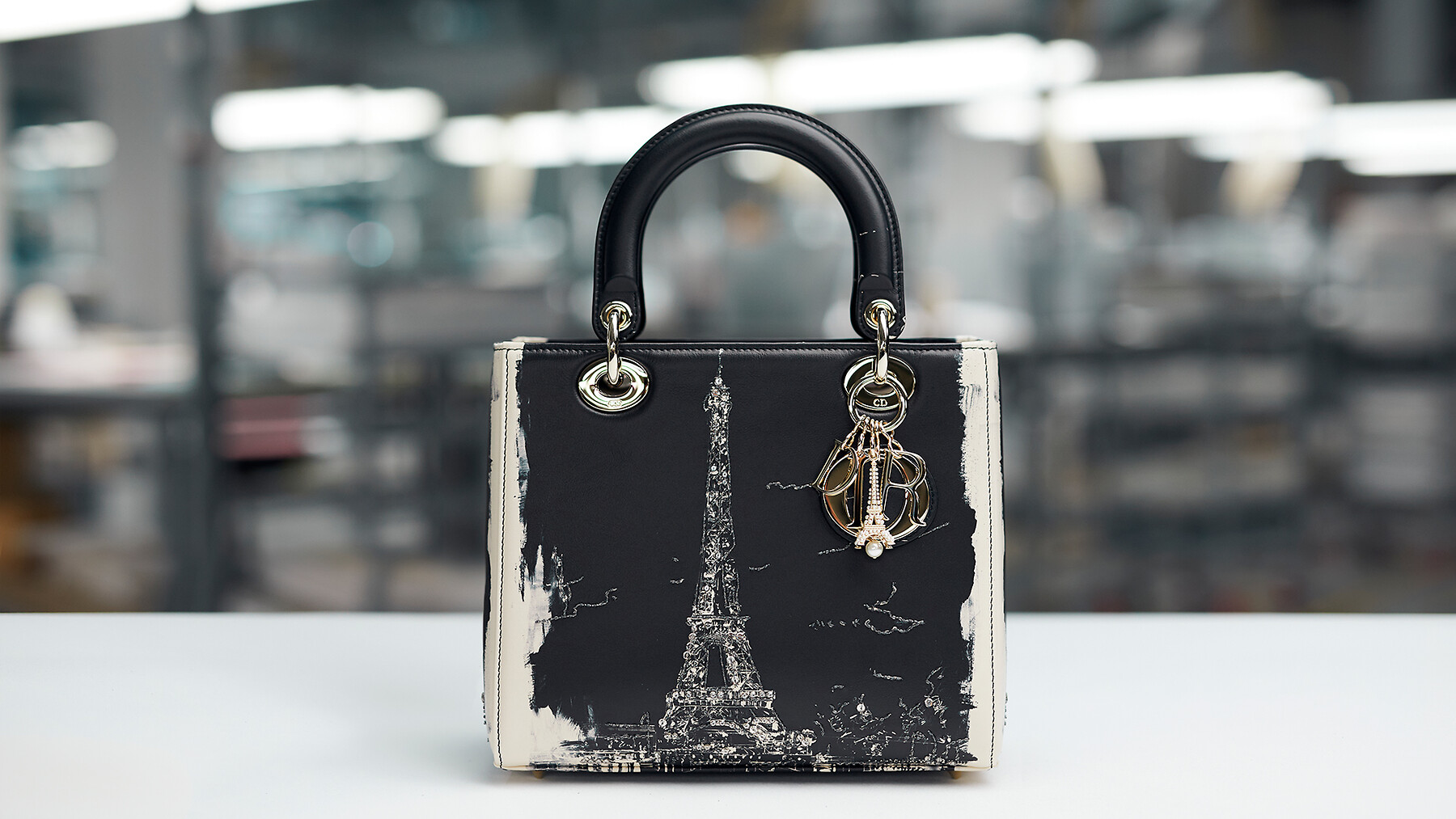 DIOR | エッフェル塔のモチーフをまとった「レディ ディオール」バッグ