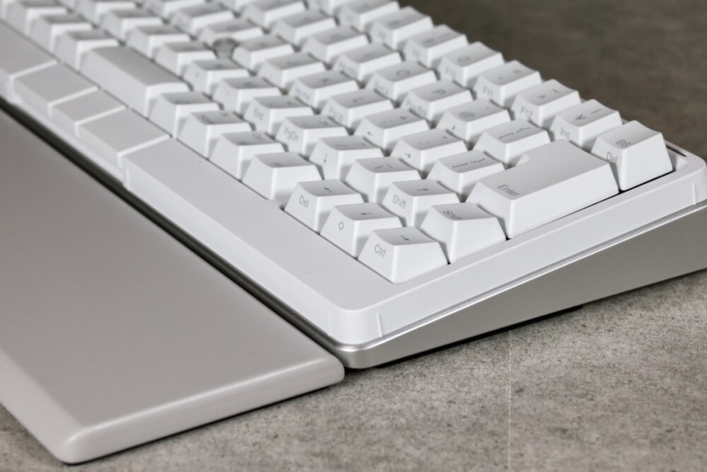 新しいHHKB Studio 雪に似合う、タイピングベッド（クールグレー）が