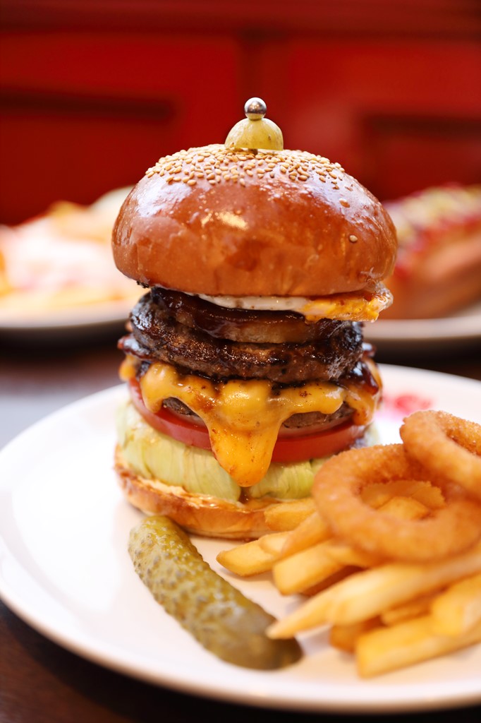 香ばしくもフルーティ。迫力のダブルパティのハンバーガー