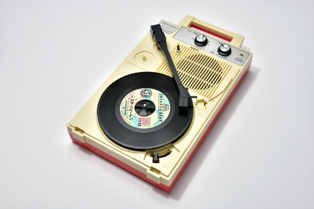自宅でレコードDJも楽しめるポータブルレコードプレイヤーがレトロ