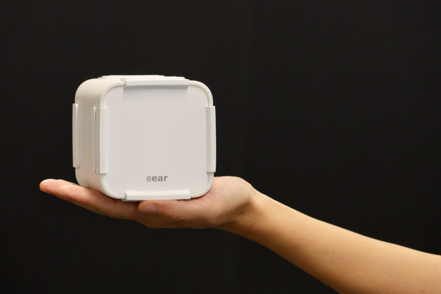 10cmのキューブから「空間が生まれる」異次元のポータブルスピーカー