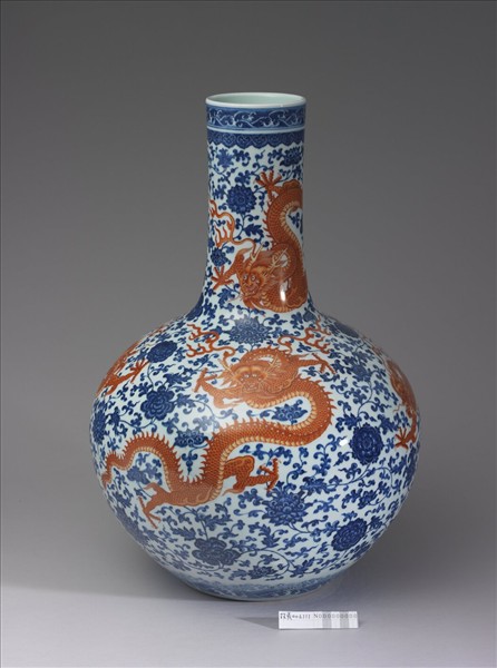青花描紅纏枝番蓮龍紋天球瓶- 故宮