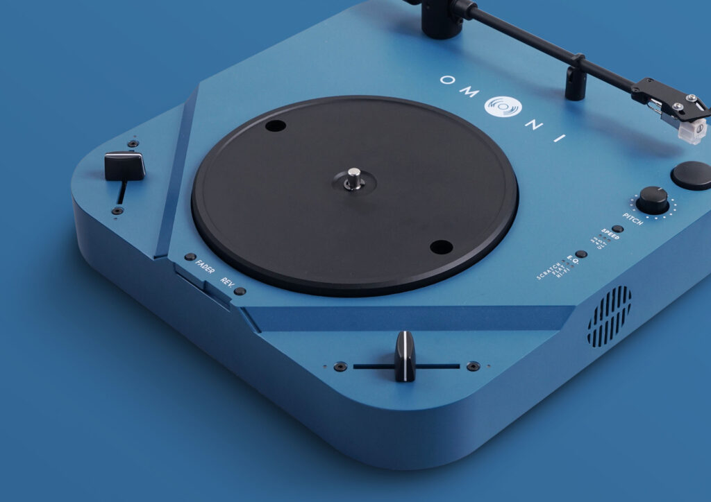 ミニマルデザインで高機能。「OMNI」ポータブルターンテーブル | Discpick