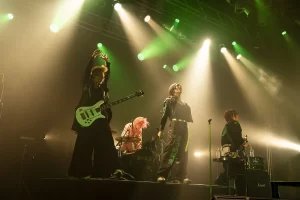 甘い暴力、「九年目の招待」KT Zepp Yokohamaで解き放った剥き出しの音