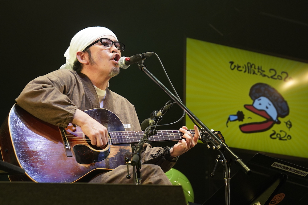 奥田民生がひとりで回るツアー「ひとり股旅 2020」ファイナルをライブ