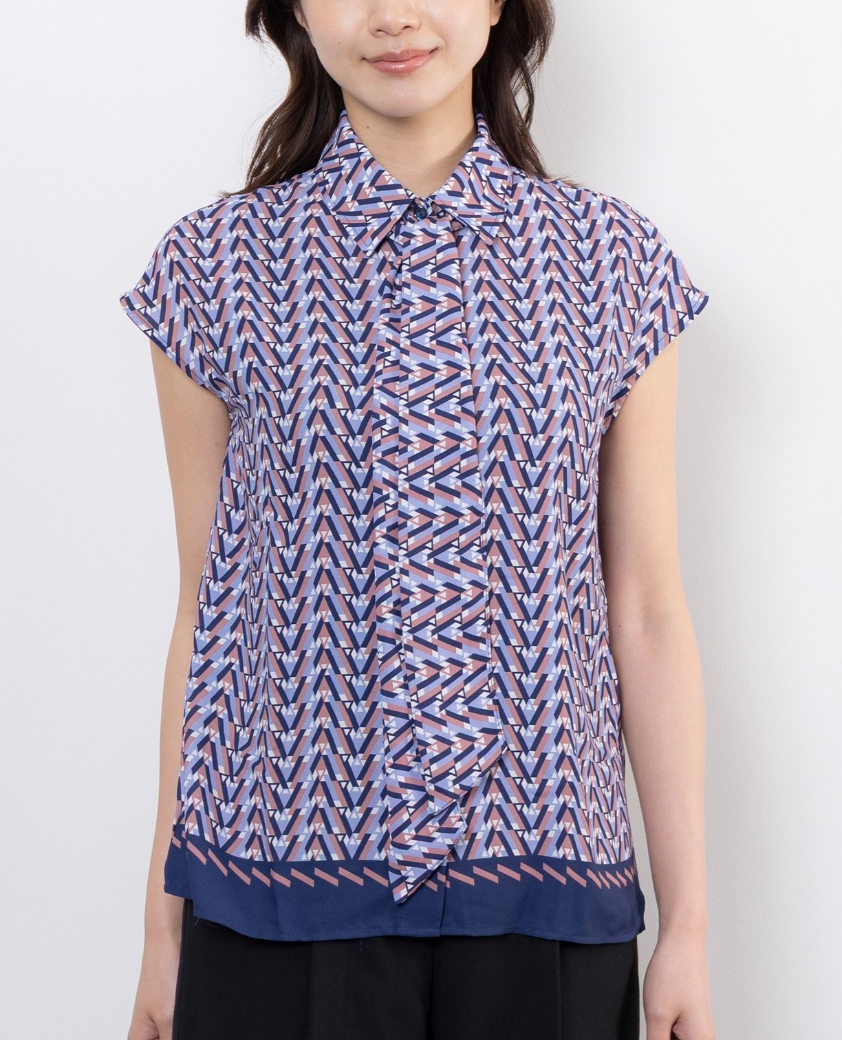 パネル幾何柄ボウタイ付きブラウス(1(M)9号 ネイビー): ナラカミーチェ