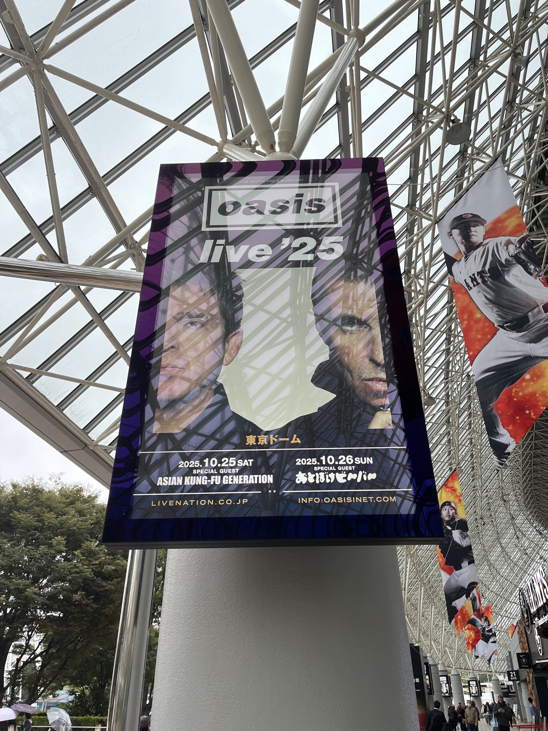オアシス、2025年来日公演最終日をステージサイド席で見た - 最新の