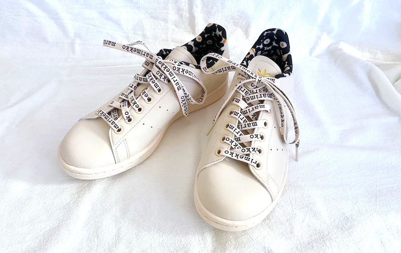 かかとの型押しウニッコがポイント！【adidas×marimekko】限定スタンス