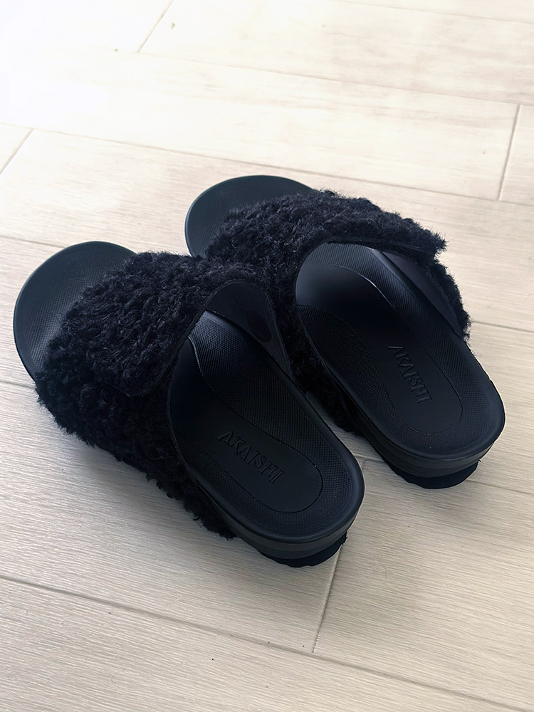 編集部内でもファン続出。かわいくて足に優しいOggi別注ボアサンダル