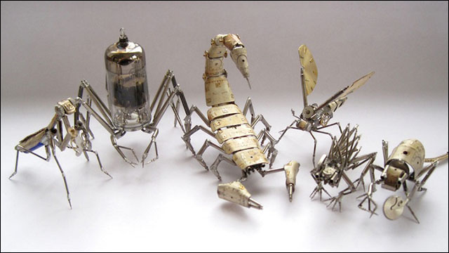 機械時計の部品から造られた非常に精巧なスチームパンク風超小型昆虫