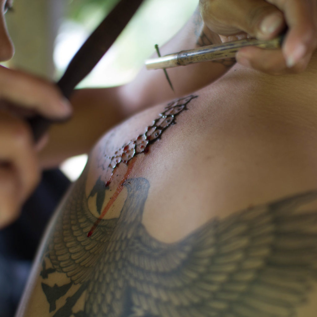 トライバルタトゥー手彫りの旅｜フィリピンの秘境・カリンガにて | DOTT