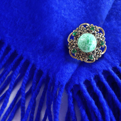 チェコガラスのヴィンテージブローチ | グリーンストーン装飾