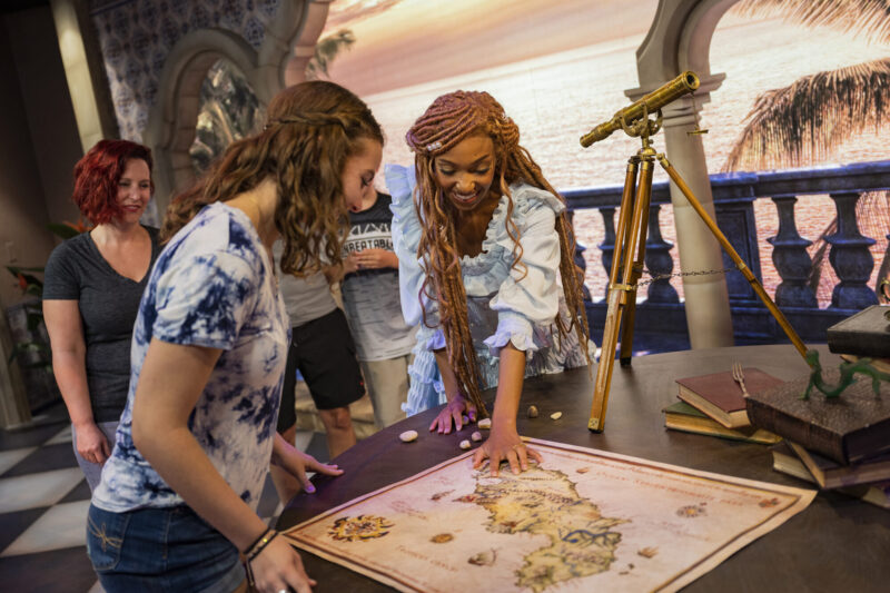 実写版「リトル・マーメイド」公開に合わせ、アリエルがグリーティング