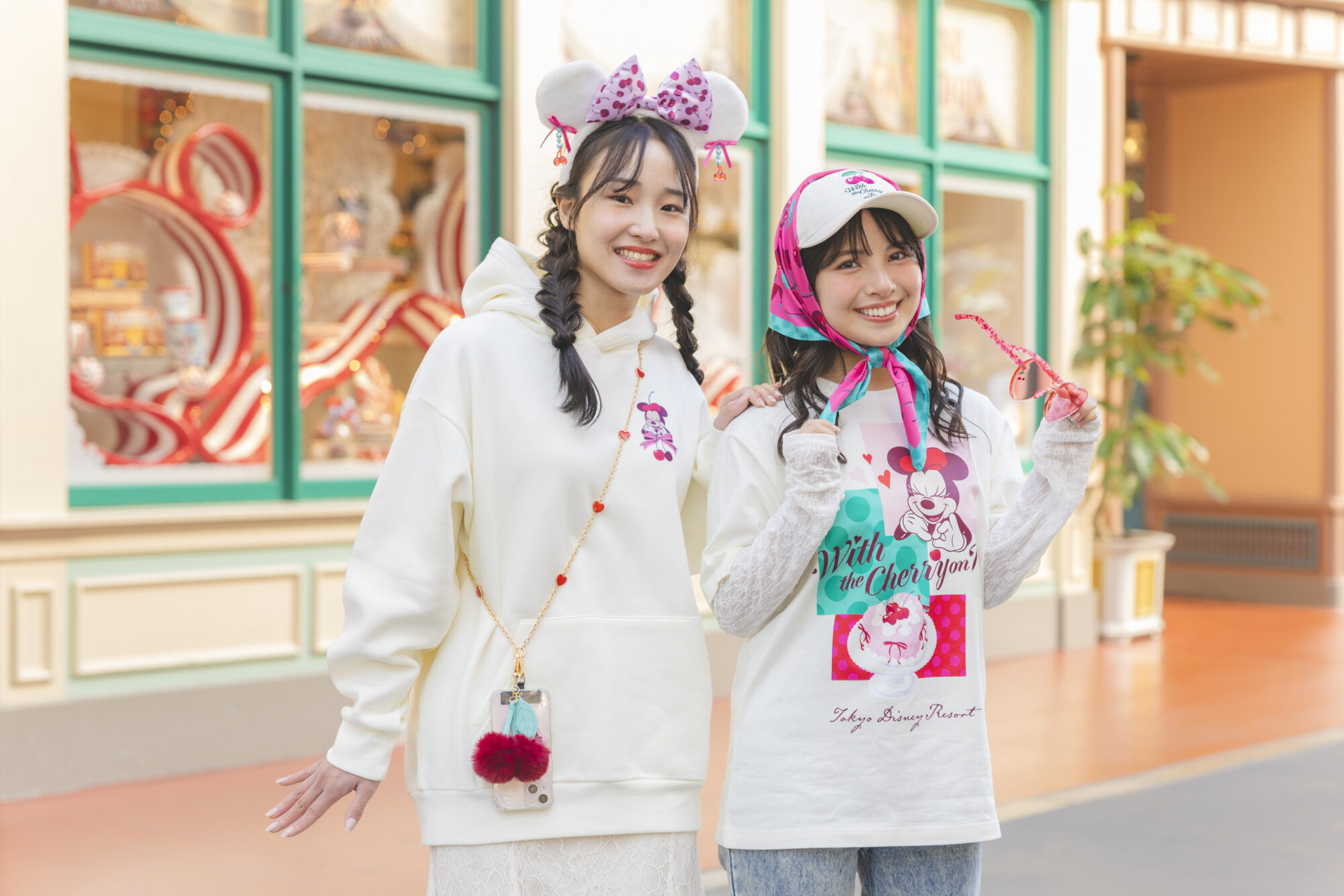 さくらんぼを飾るミニーをデザインしたグッズが登場