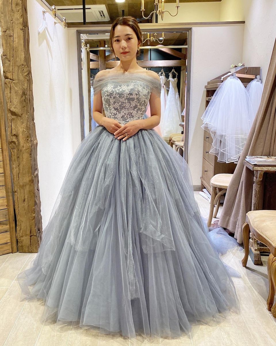 肩のオーガンジーが取り外し可能のグレードレス。光の加減で緑に見え