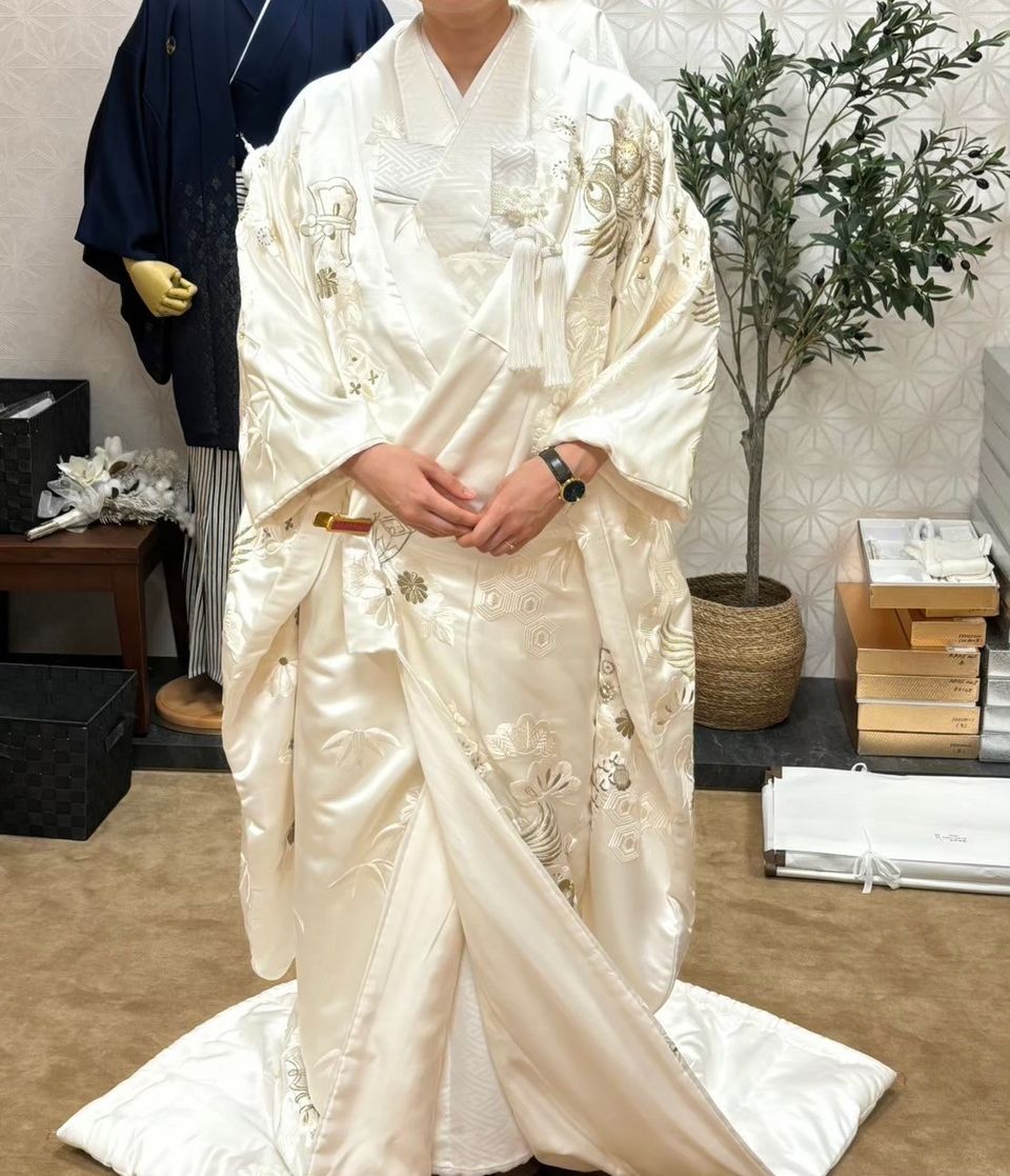 刺繍が立体的で華やかな生成りの白無垢。生成りの白無垢。ゴールドの