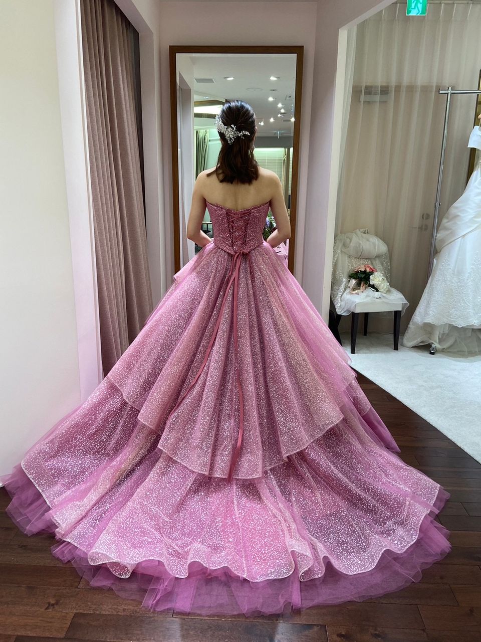 アイドルのようなピンクドレス。とてもキラキラしたドレスでしたが重