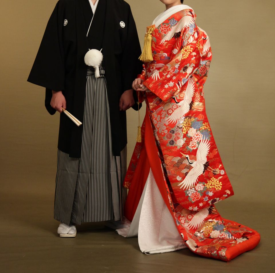 赤の色打掛。神前式で白無垢を着て、披露宴から色打掛にしたいと考え