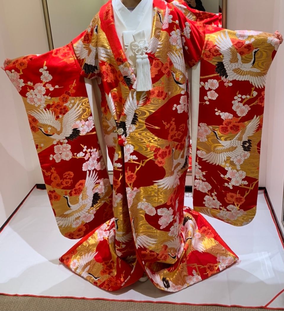 豪華絢爛・古典柄の色打掛。おめでたい鶴と桜と梅の刺繍が入った