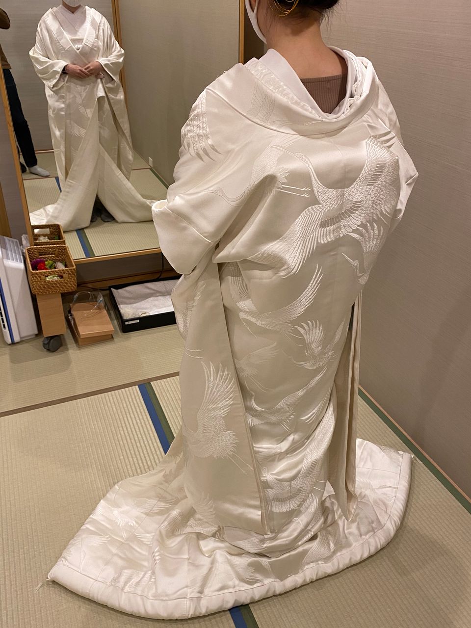 シンプルな鶴柄白無垢。最初に定番の鶴柄を着せていただきました。確か