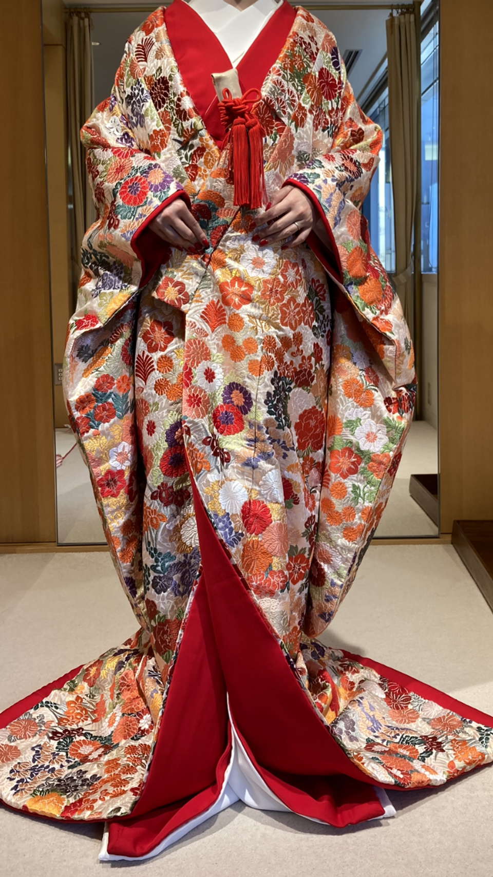 豪華絢爛な色打掛。とても豪華で派手な色打掛だと思いました。シンプル