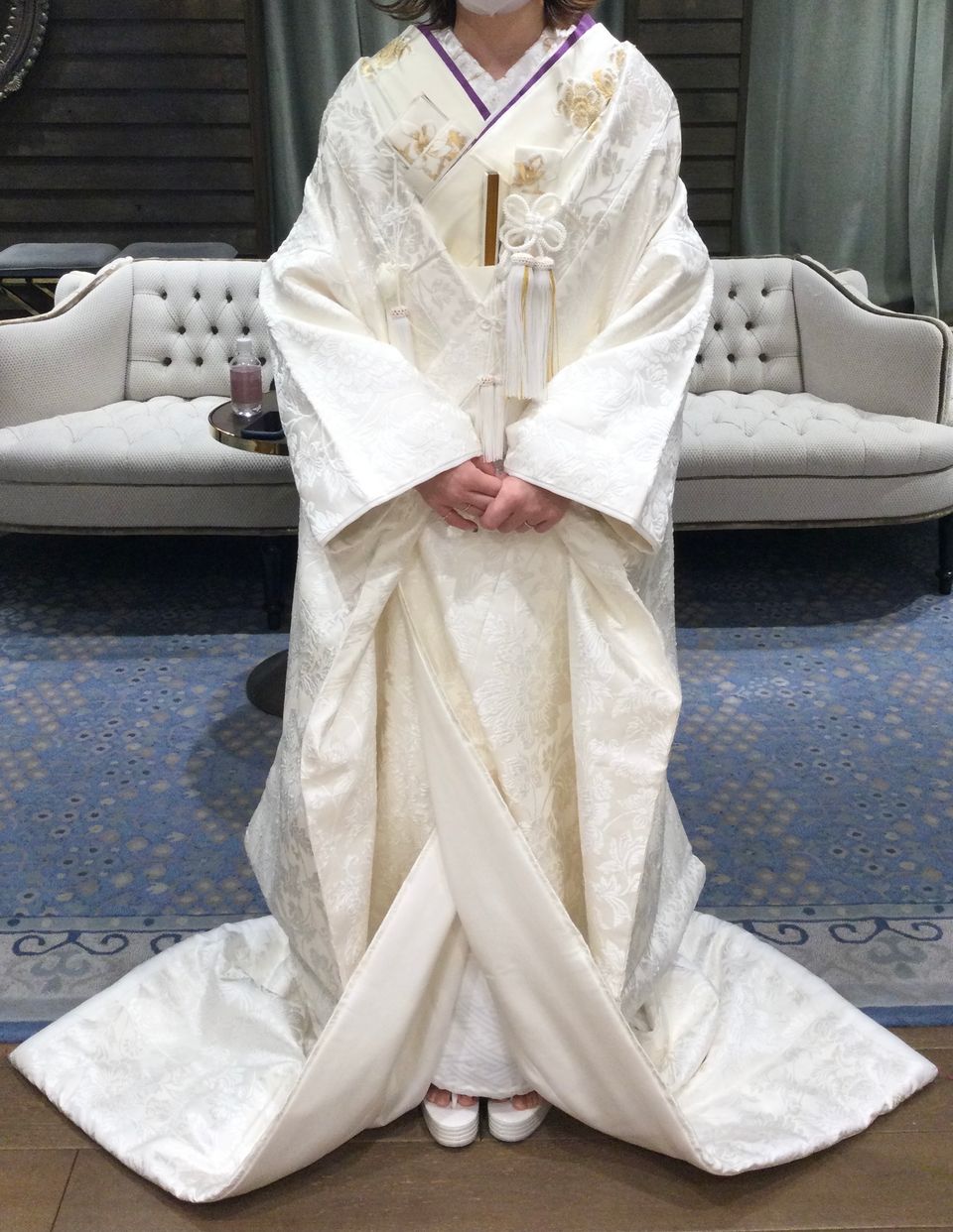 刺繍柄が素敵な白無垢。色打掛と比べるとシンプルですが、試着させて