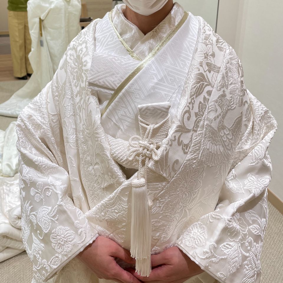 唐織の白無垢。総レースのような華やかさや西洋風とも言える雰囲気に