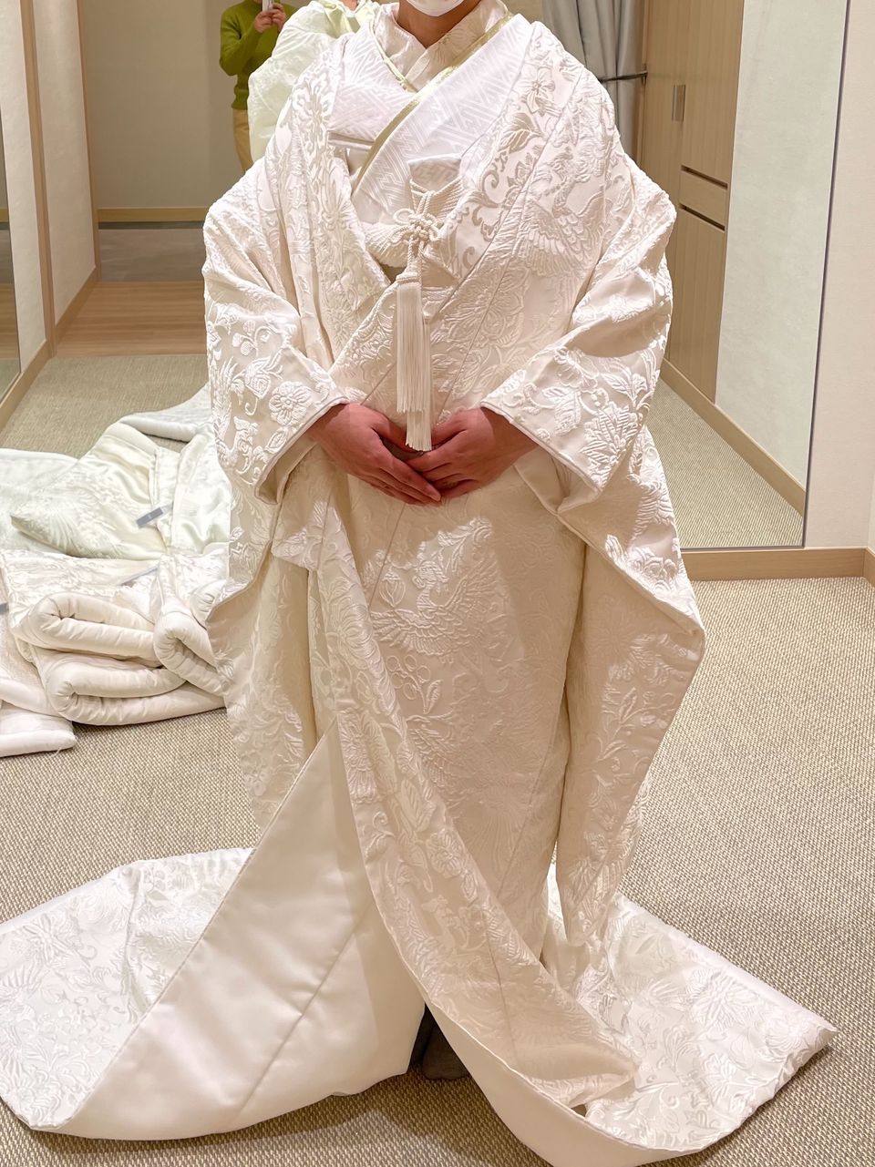 唐織の白無垢。総レースのような華やかさや西洋風とも言える雰囲気に