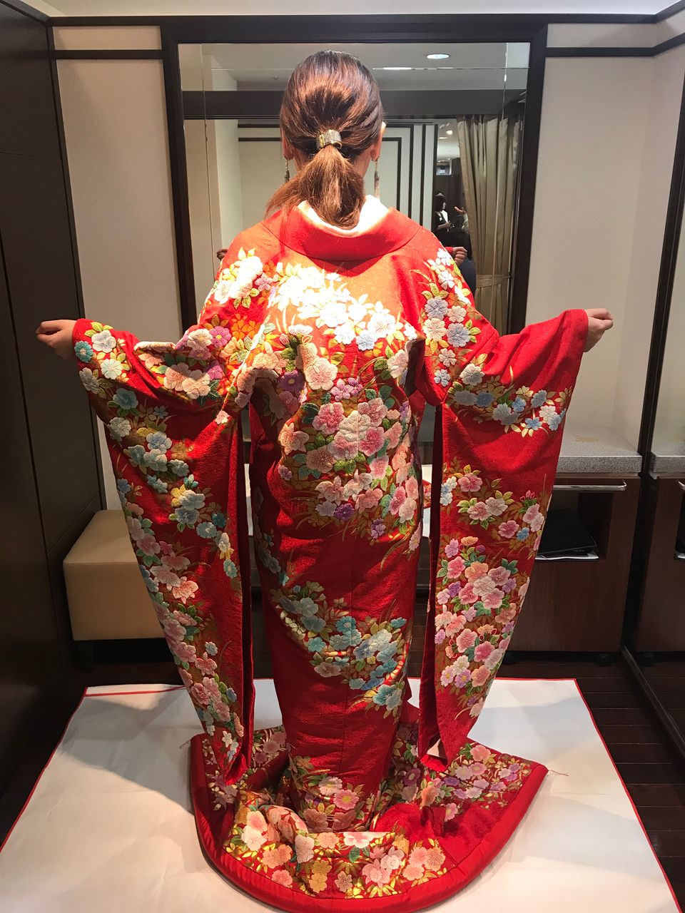 相良刺繍が入った色打掛。中国三大刺繍の相良刺繍が全面にはいった色打