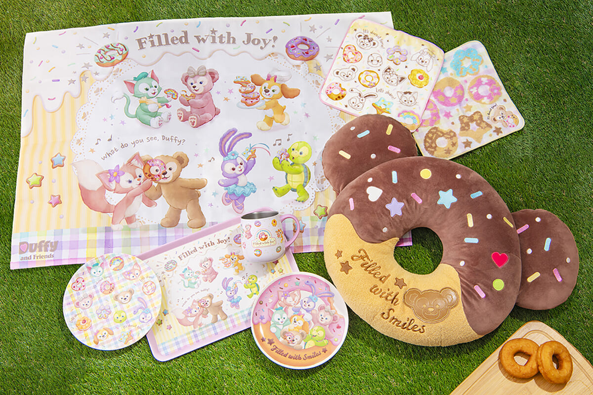 ドーナツを手に笑顔があふれる7人！東京ディズニーシー「ダッフィー