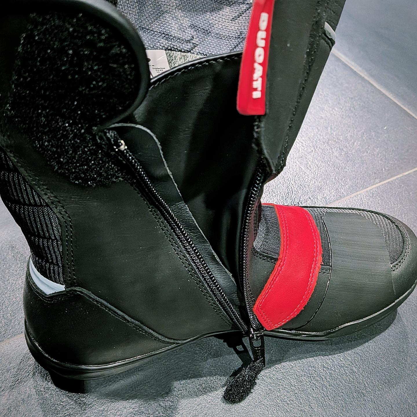 Ducati Lifestyle Tokyo / DLT