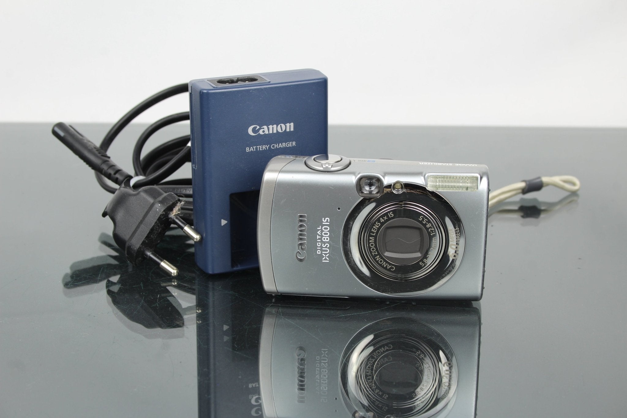 Canon Digital IXUS 800 IS: A Retro Compact With Lasting Charm