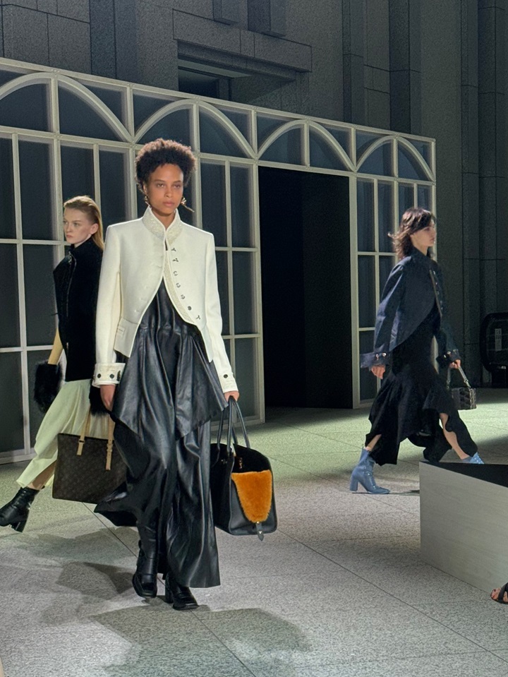 LOUIS VUITTON Women's FW 2024-25 ショー＆顧客受注会 at 横浜美術館