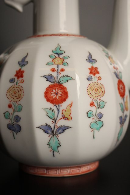 13代 酒井田 柿右衛門 錦唐花文水注 K506｜骨董店 のびる 古美術 骨董