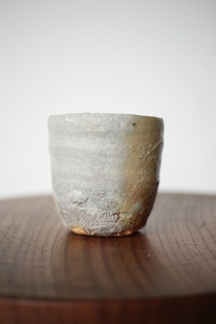 沖縄の鬼才 國吉清尚/国吉 焼締 湯呑 酒杯 P481｜骨董店 のびる 古美術