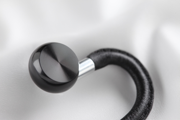 新製品発売】モダンと伝統の融合。ヨーロピアンサウンドイヤホン Aedle