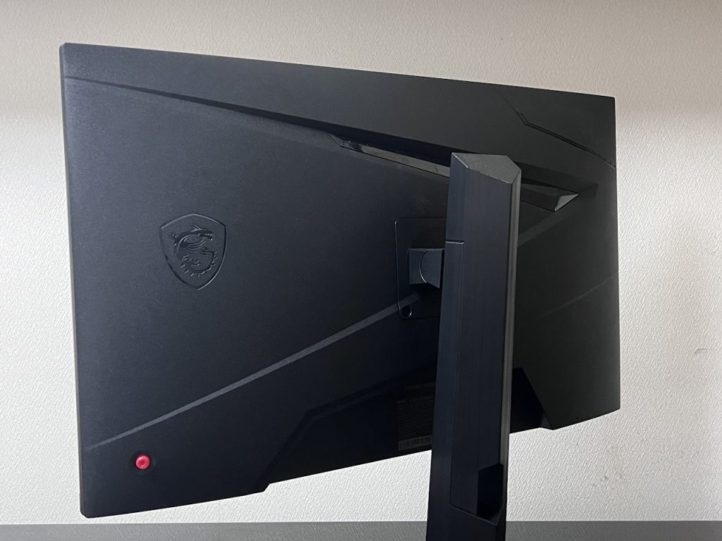 量子ドット技術を採用した発色の良さと、170Hzの高リフレッシュレート