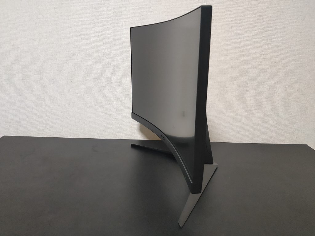 程よいサイズ感と没入感の高さを両立させたeスポーツ向け湾曲モニター