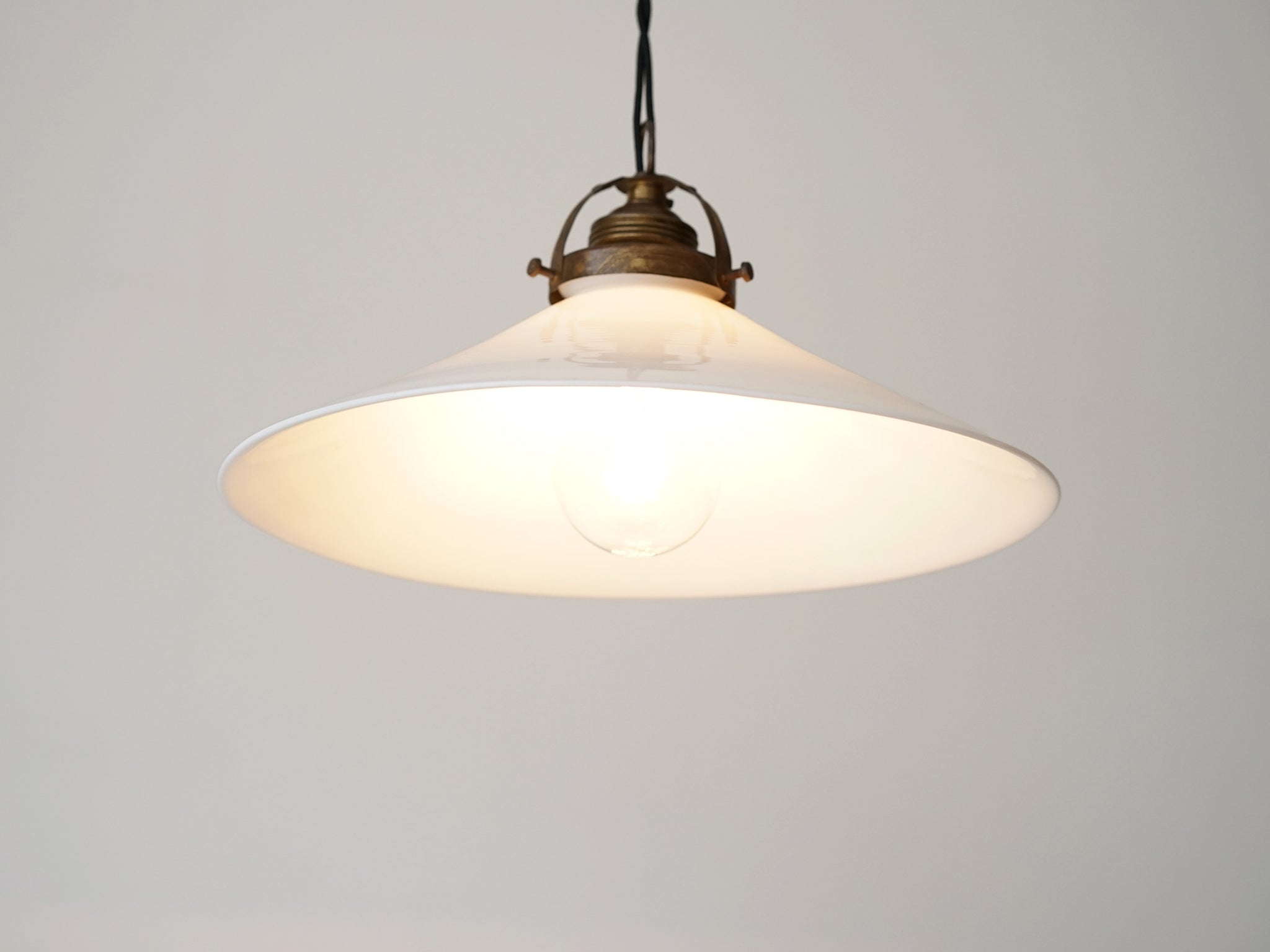 オパールガラスのペンダントライト Shoemaker pendants 白のシーリング