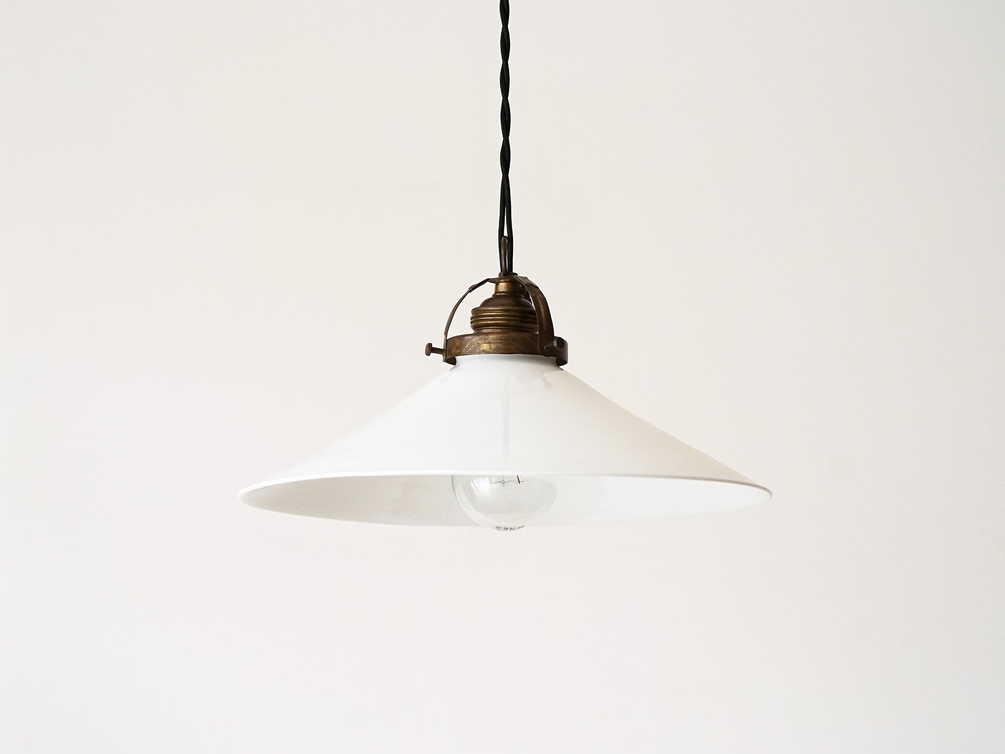 オパールガラスのペンダントライト Shoemaker pendants 白のシーリング