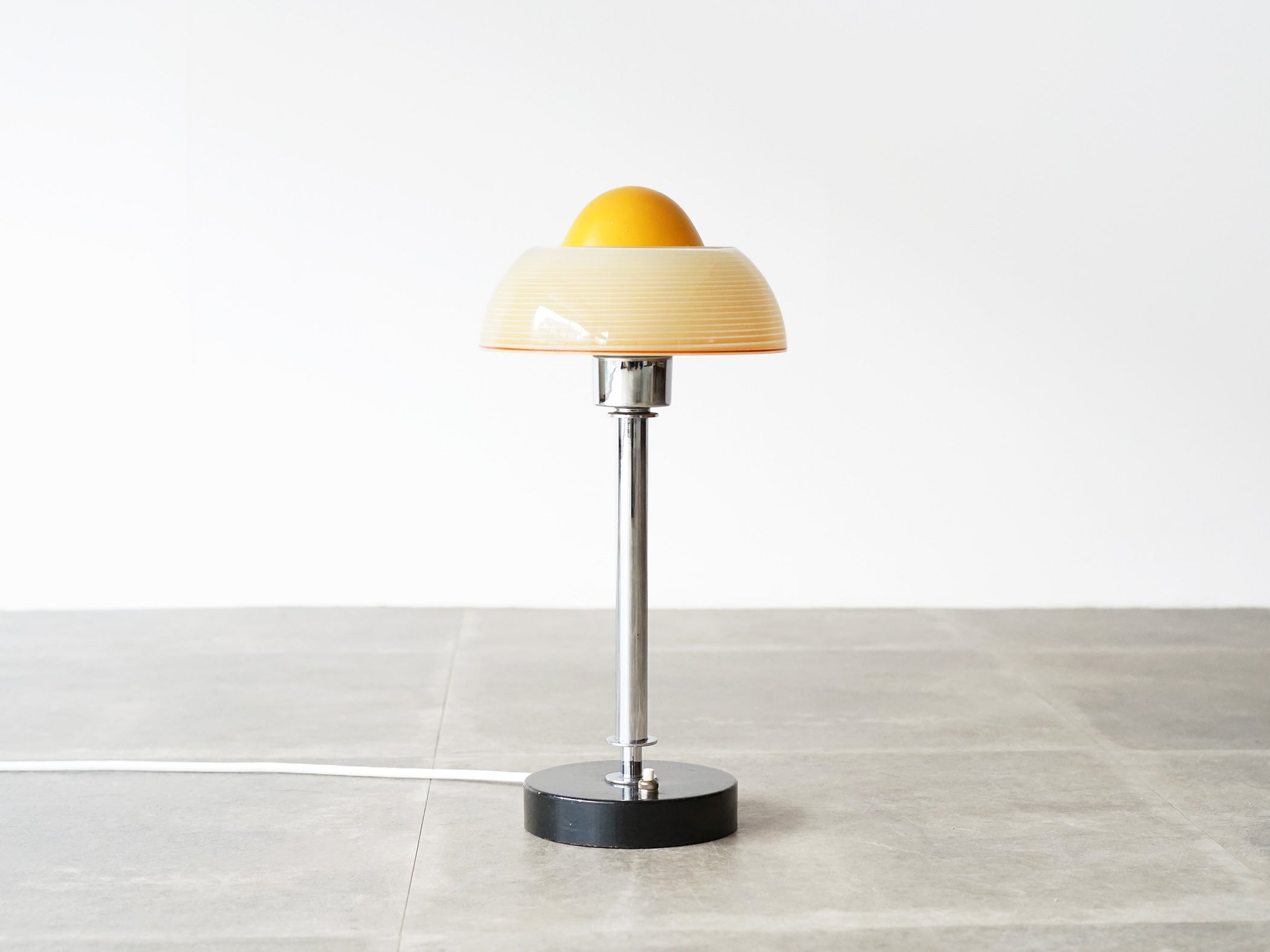 黄色のガラスシェードの1930年代製ヴィンテージランプ テーブルランプ