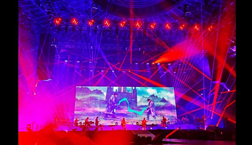 ゆず、2025 年初ライブで新曲『flowers』初披露 MV と連動した照明演出