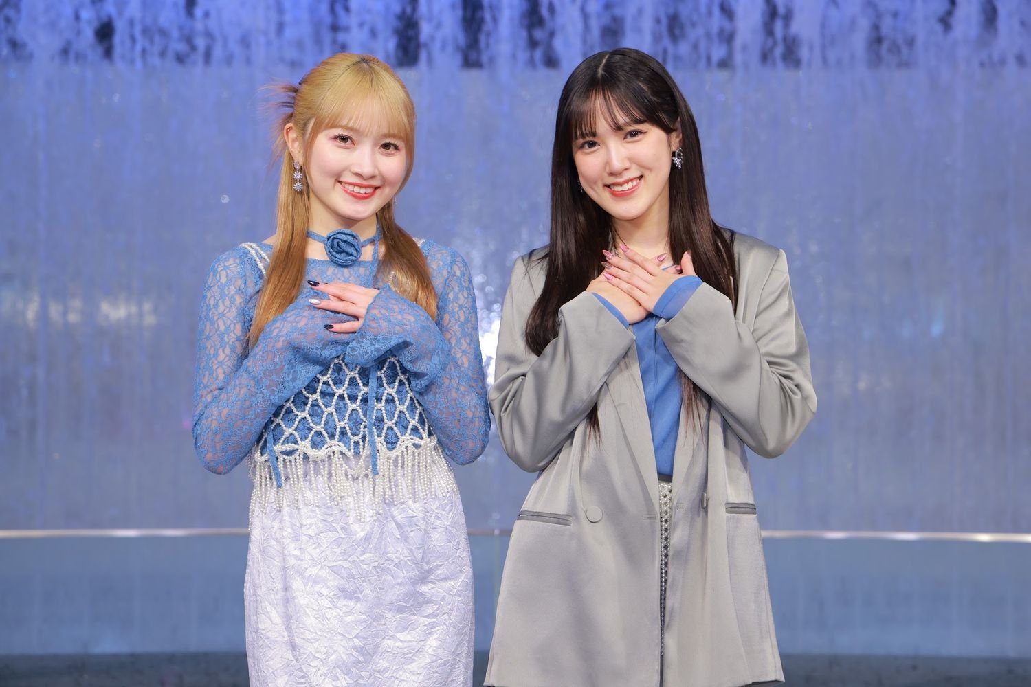 小関舞と森戸知沙希が池袋サンシャインシティ 噴水広場で