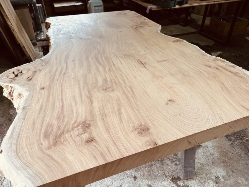 唯一無二の瘤杢ケヤキ一枚板テーブルを極上仕上げ | エコロキア